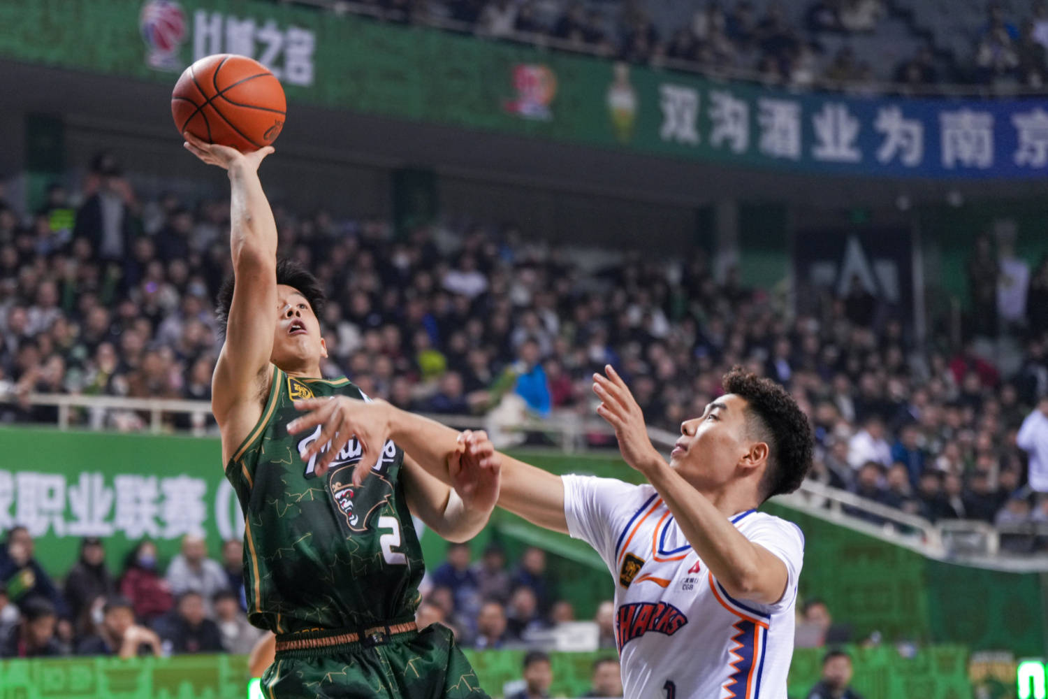 辽宁男篮再次险胜上海队，追平榜首位置